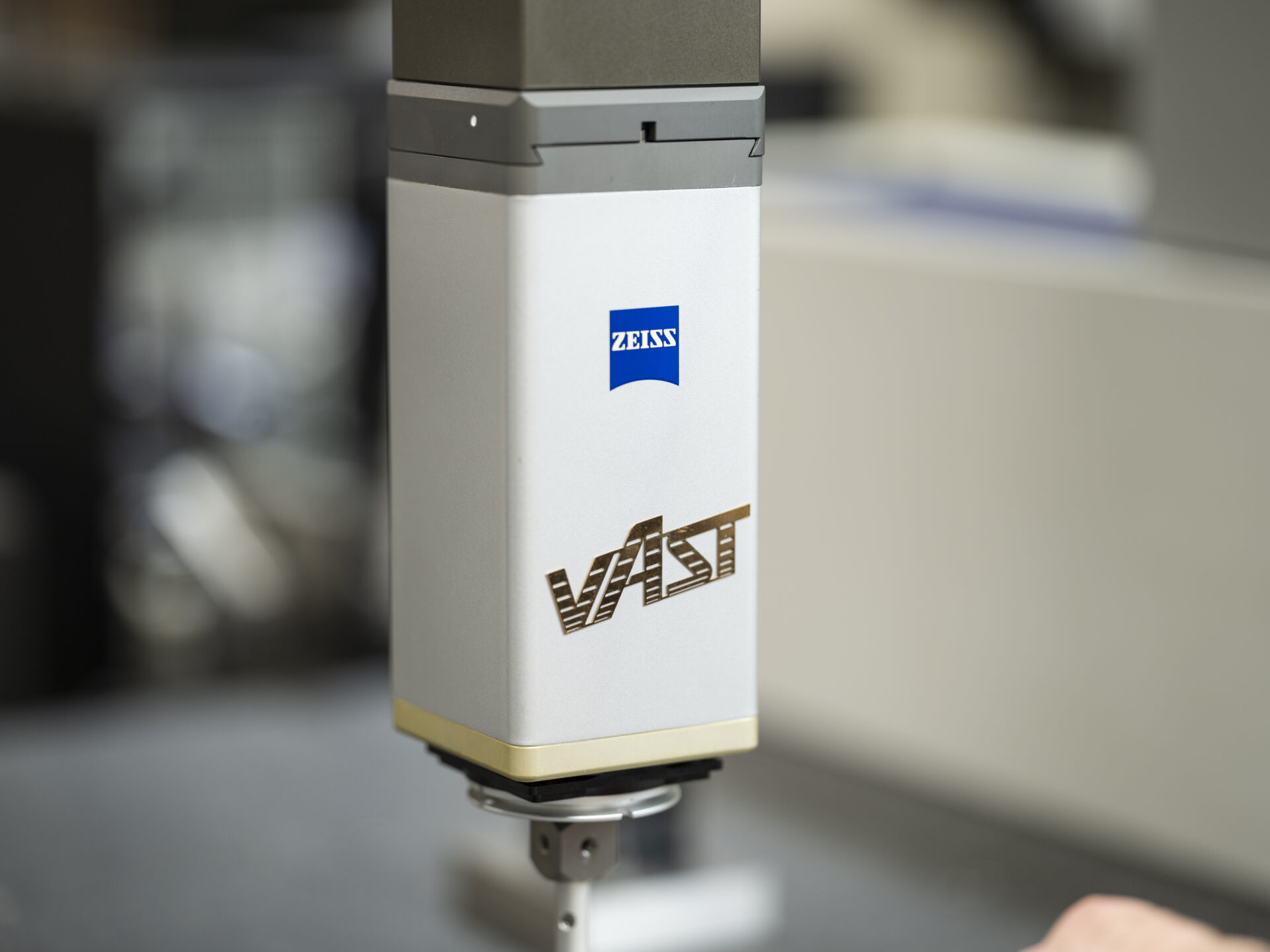 Small bore reference connector